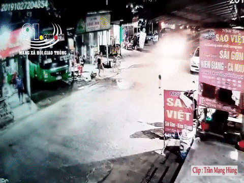 Video: Bất ngờ chạy sang đường, em bé bị xe tải phóng tốc độ cao tông văng xa