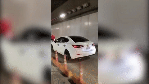 Video: Hoảng hồn ô tô đi vào làn xe máy trong đường hầm Thủ Thiêm gây bức xúc