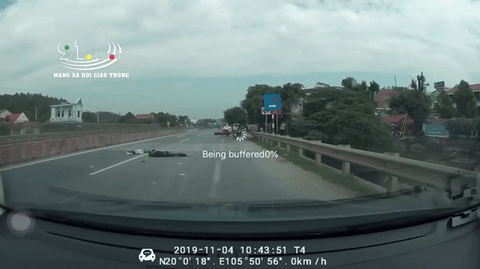 Video: Phóng bạt mạng trên cao tốc, người phụ nữ thiệt mạng vì xe tải tông