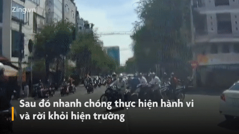 Video: Băng nhóm đi xe máy dàn cảnh móc túi giữa ngã 4 gây bức xúc