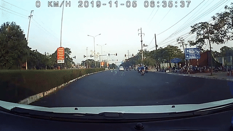 Video: 2 nam sinh lái xe máy không mũ bảo hiểm lạng lách, đánh võng gây bức xúc