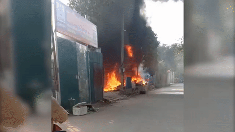Video: Cháy dữ dội, thiêu rụi xưởng nhựa tại Hà Nội