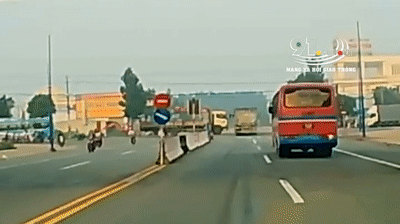Video: Xe tải và xe Ben "đối đầu" kinh hoàng, hai người nguy kịch