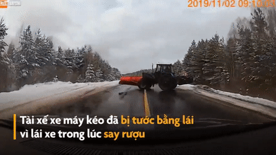 Video: Đâm thẳng vào xe đầu kéo sang đường ẩu, ô tô bẹp đầu
