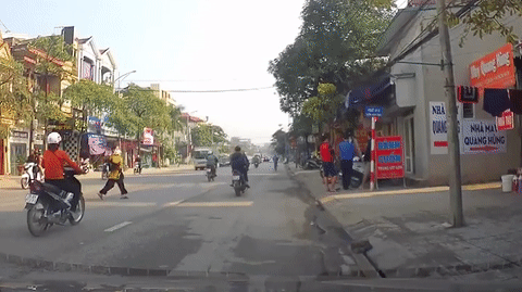Video: Hoảng hồn bà bế cháu chạy sang đường bị xe máy tông bất động