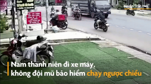 Video: Thanh niên đi ngược chiều, đâm trực diện xe máy khác khiến 2 người bất tỉnh
