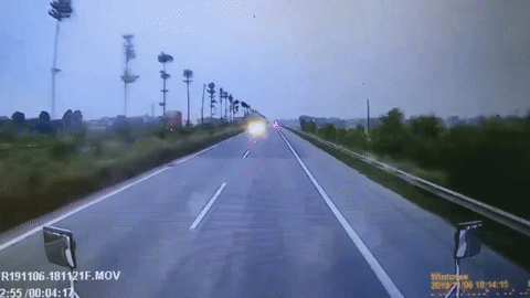 Video: Cảnh sát truy đuổi quái xế đi ngược chiều trên cao tốc như phim hành động