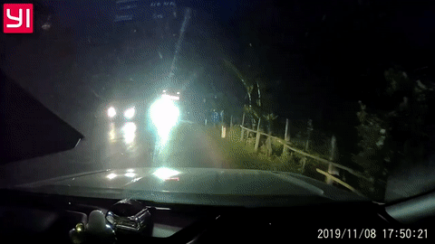 Video: Hãi hùng xe khách lấn làn vượt tốc độ "ánh sáng" suýt gây thảm kịch