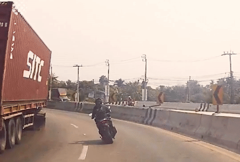 Video: Khiếp vía loạt khoảnh khắc đáng sợ khi tham gia giao thông được camera ghi lại