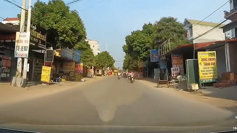 Video: "Dân tổ" ngã sấp mặt, bất tỉnh vì lạng lách đánh võng trên đường