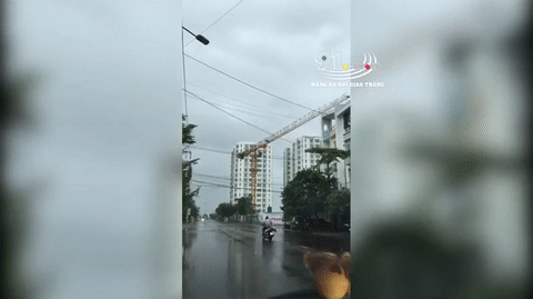 Video: Ảnh hưởng bão số 6, cần cẩu tháp xây dựng xoay vòng theo gió gây hãi hùng