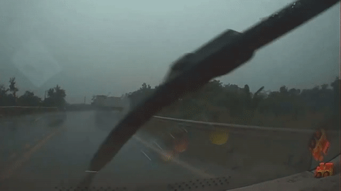 Video: Khoảnh khắc ô tô 4 chỗ đâm vào gầm xe container, 2 người tử vong