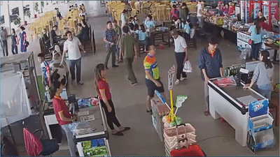 Video: Phẫn nộ người đàn ông "tát" và ném xúc xích vào mặt nhân viên bán hàng