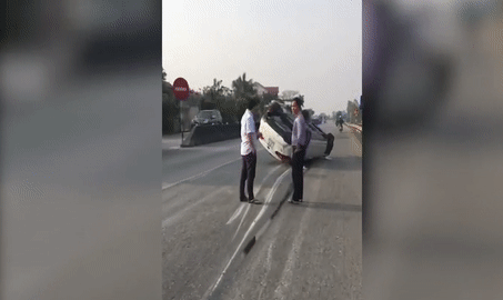 Video: Va chạm với xe Bồn, ô tô con lật "phơi bụng" trên quốc lộ