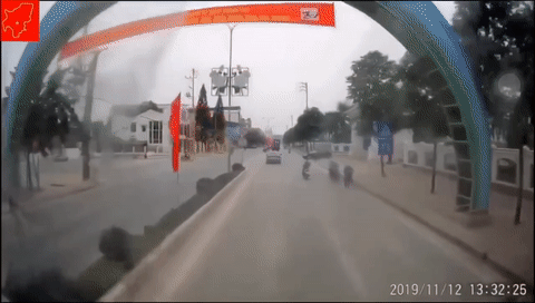 Video: Mải điện thoại, thanh niên mất lái đâm vào người đi đường ngã trước bánh xe container