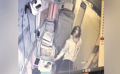 Video: Vờ mua hàng rồi trộm điện thoại, "hai ngón" ê chề bị bắt quả tang
