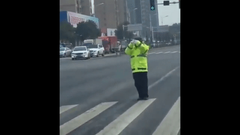 Video: Dễ thương hết phần thiên hạ, chàng cảnh sát chiếm spotlight lúc làm nhiệm vụ