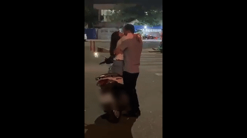 Video: Dựng xe hôn nhau giữa đường, cặp đôi khiến dân tình bức xúc