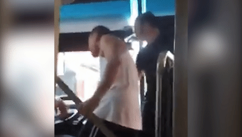 Video: Côn đồ cầm gậy nhảy lên xe hành hung tài xế dã man tại Thanh Hóa