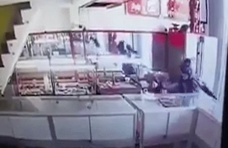Video: Nổ súng cướp tiệm vàng táo tợn ở TPHCM