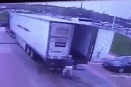 Video: Khoảnh khắc đen đủi "ăn trọn" cánh cửa vào đầu của tài xế container