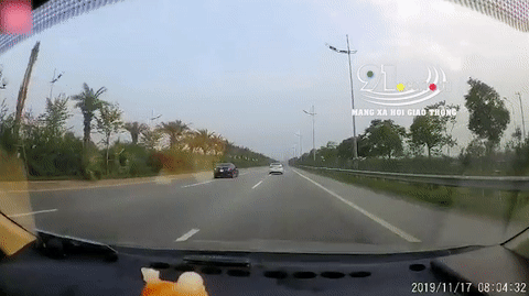 Video: Phóng xe máy tốc độ "bàn thờ" trên cao tốc, 2 tài nữ ngã nguy kịch