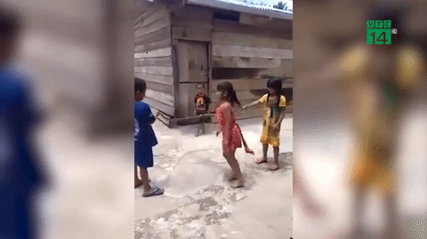 Video trẻ em Việt Nam dùng xác rắn nhảy dây lên báo quốc tế