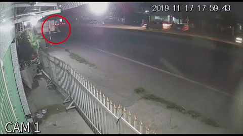Video: Phóng xe máy kinh hoàng, thanh niên tông chết cụ bà rồi trượt dài, tóe lửa trên đường