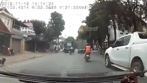 Video: Học sinh phóng xe đạp điện vượt ẩu, suýt đâm trực diện xe tải
