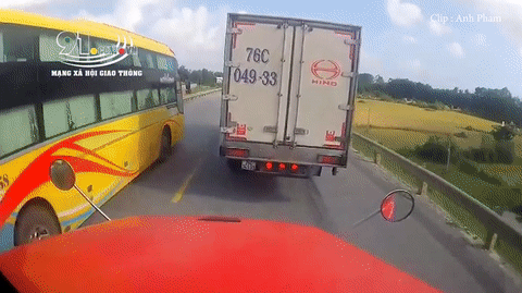 Video: Tông kinh hoàng vào xe tải dừng đột ngột, container "toác đầu"