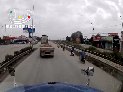 Video: Tài xế container đánh lái cứu người phụ nữ đi xe máy qua đường ẩu
