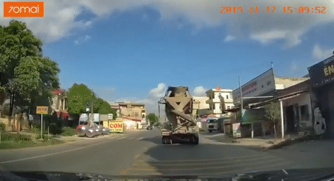 Video: Tông thẳng vào xe bồn dừng đột ngột, tài xế xe máy bị "vêu mồm"
