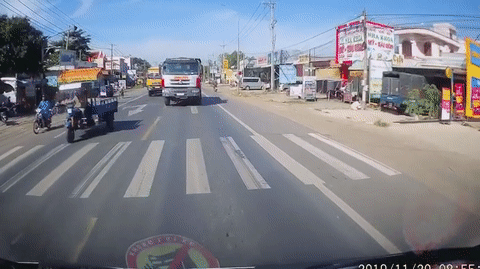 Video: Lấn làn vượt ẩu, tài xế xe ben còn "hổ báo" lớn tiếng thách thức