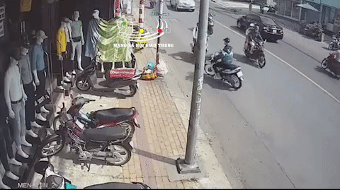 Video: Va phải xe máy đi ngược chiều, nam thanh niên ngã đập đầu xuống đất