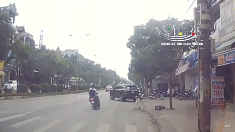 Video: Lái xe tốc độ "bàn thờ" tông trúng ô tô, đôi nam nữ nguy kịch