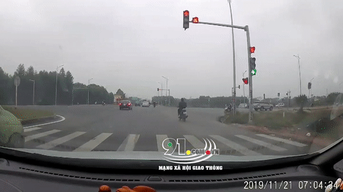 Video: Vội vượt đèn đỏ, xe khách phóng nhanh đâm nát đuôi xe con