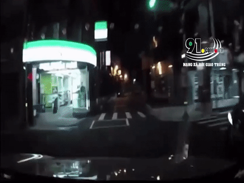 Video: Hãi hùng khoảnh khắc nữ tài xế vượt đèn đỏ đâm ôtô lộn nhào vào trong siêu thị
