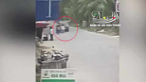 Video: Ngã vào gầm xe tải, nam học sinh bị kéo lê nhiều mét chết thảm
