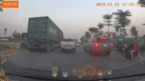 Video: Hành động đẹp của tài xế Range Rover giúp nam sinh sang đường an toàn