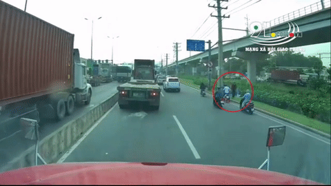 Video: Thanh niên "hổ báo" ném đá vào xe container dằn mặt tài xế