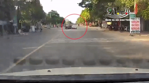 Video: Tạt đầu xe bán tải, "ninja lead" ngã đập đầu bất tỉnh