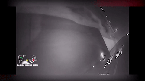Video: Khoảnh khắc kinh hoàng bố ôm con lao vào đầu xe khách tự tử