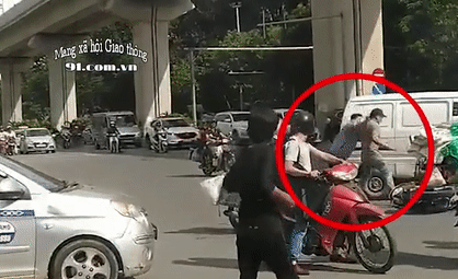 Video: Va chạm nhỏ, tài xế ô tô và xe máy lao vào đánh nhau, quyết ăn thua đủ