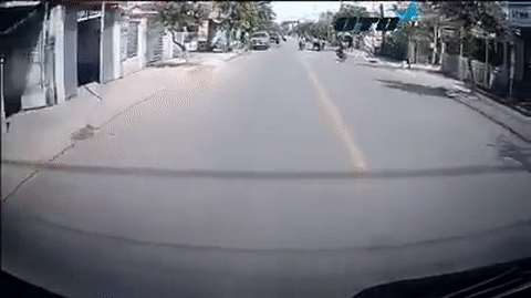 Video: Xe tự chế lấn làn ẩu đâm vào xe ngược chiều, tài xế nguy kịch