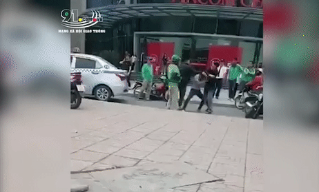 Video: Va chạm giao thông, 2 tài xế taxi lao vào ẩu đả giữa đám đông