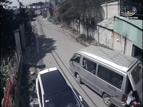 Video:  Xe chở học sinh vào cua, văng 3 bé xuống đường ở Đồng Nai