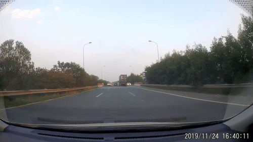 Video: Ô tô ngang nhiên chạy ngược chiều trên đại lộ gây bức xúc