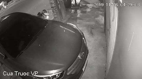 Video: Tên trộm “nhảy” đôi gương ô tô trong nháy mắt