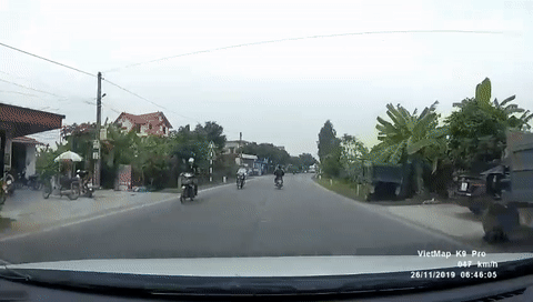 Video: Qua đường "cồng kềnh", ô tô "hôn đuôi" xe máy