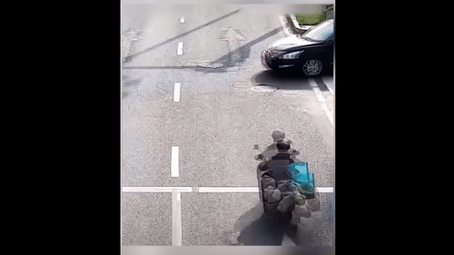 Video: Phóng nhanh tông vào ô tô, tài xế xe máy uốn lượn trên không rồi hạ cánh an toàn